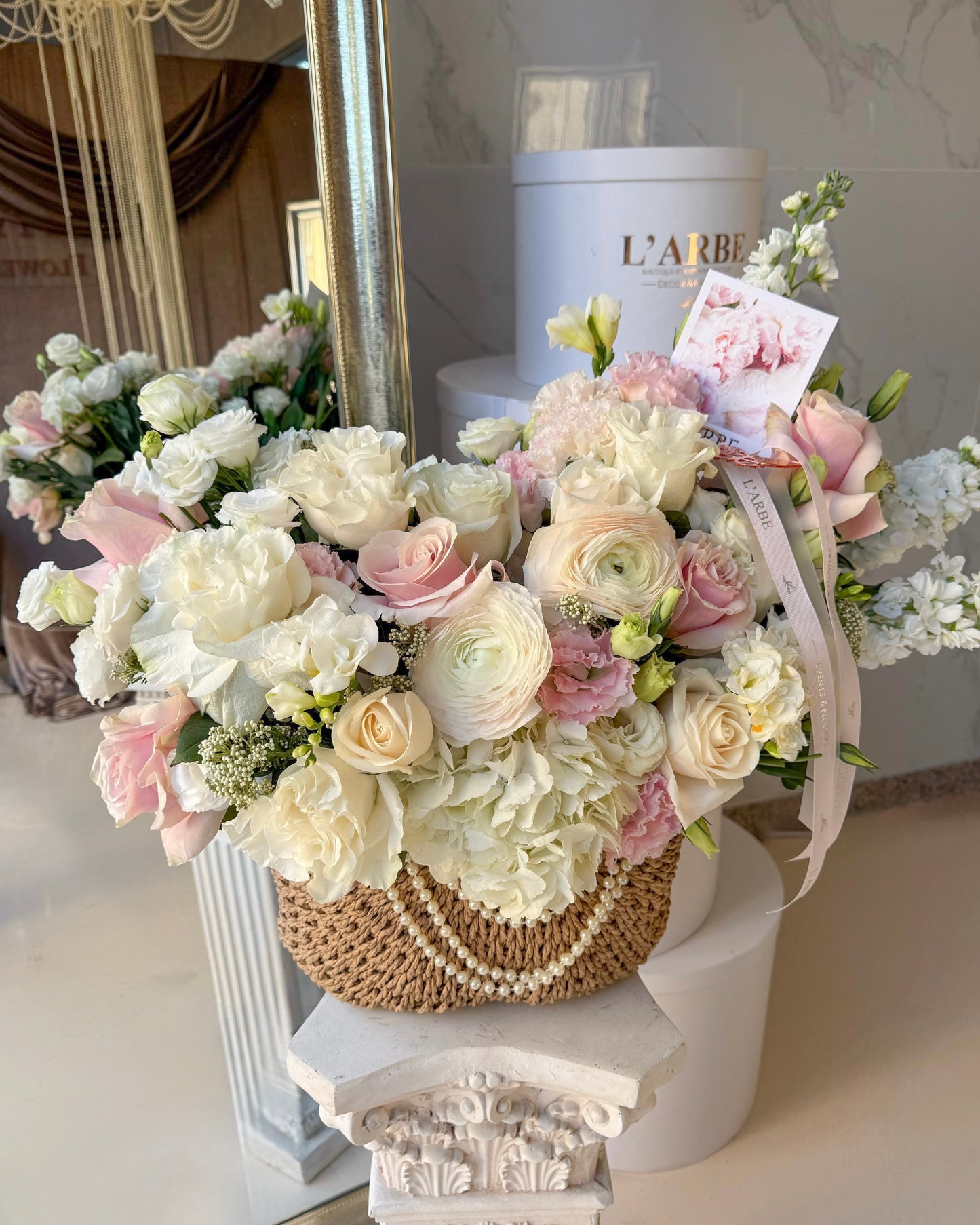 Flower basket “Violin” with rananculus Clooney