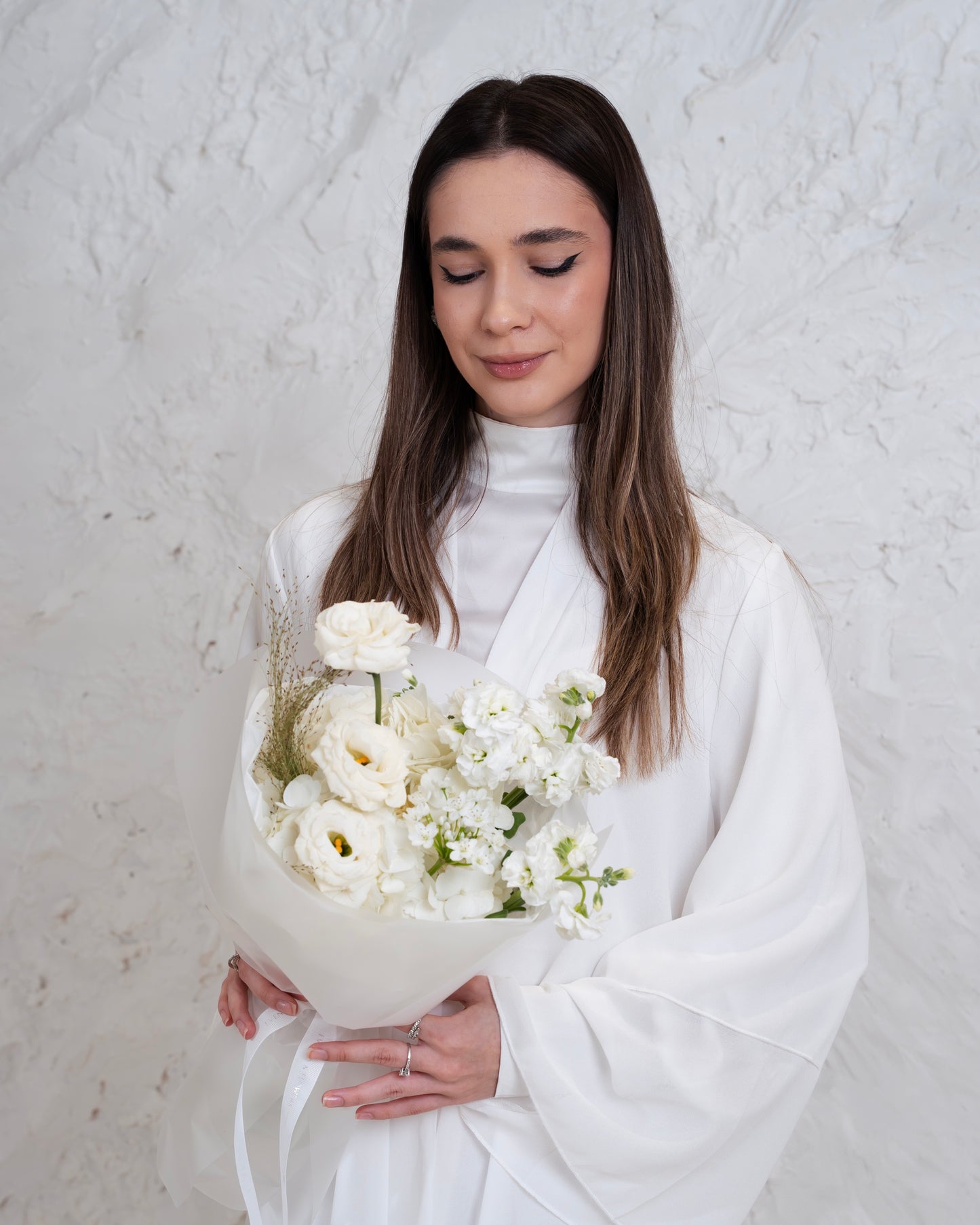 FLOWERS BOUQUET IN WHITE WRAPPING WITH HYDRANGEAS AND EUSTOMA “NATI SMALL” 0104