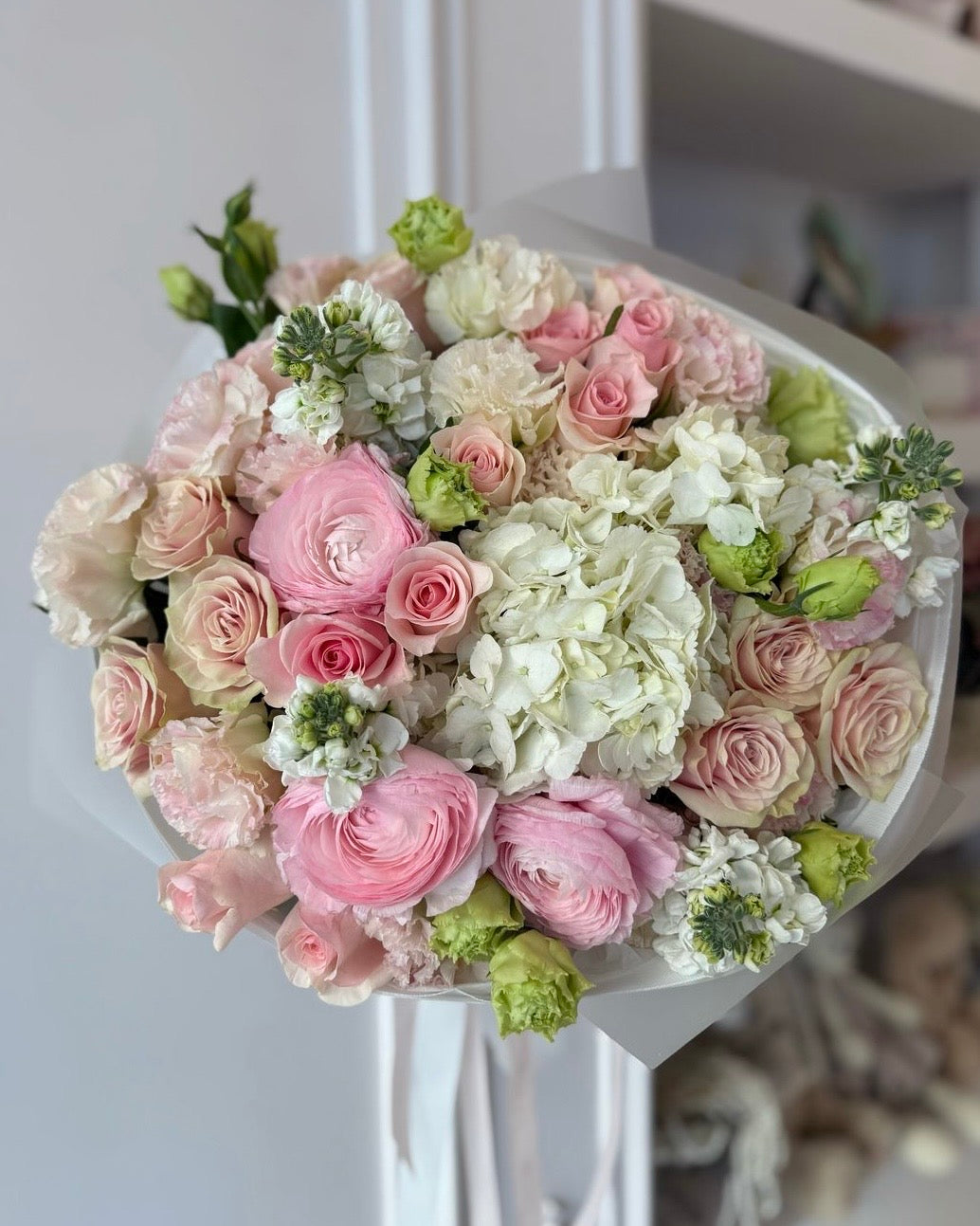 Flowers arrangement with ranaculis “La pluie”