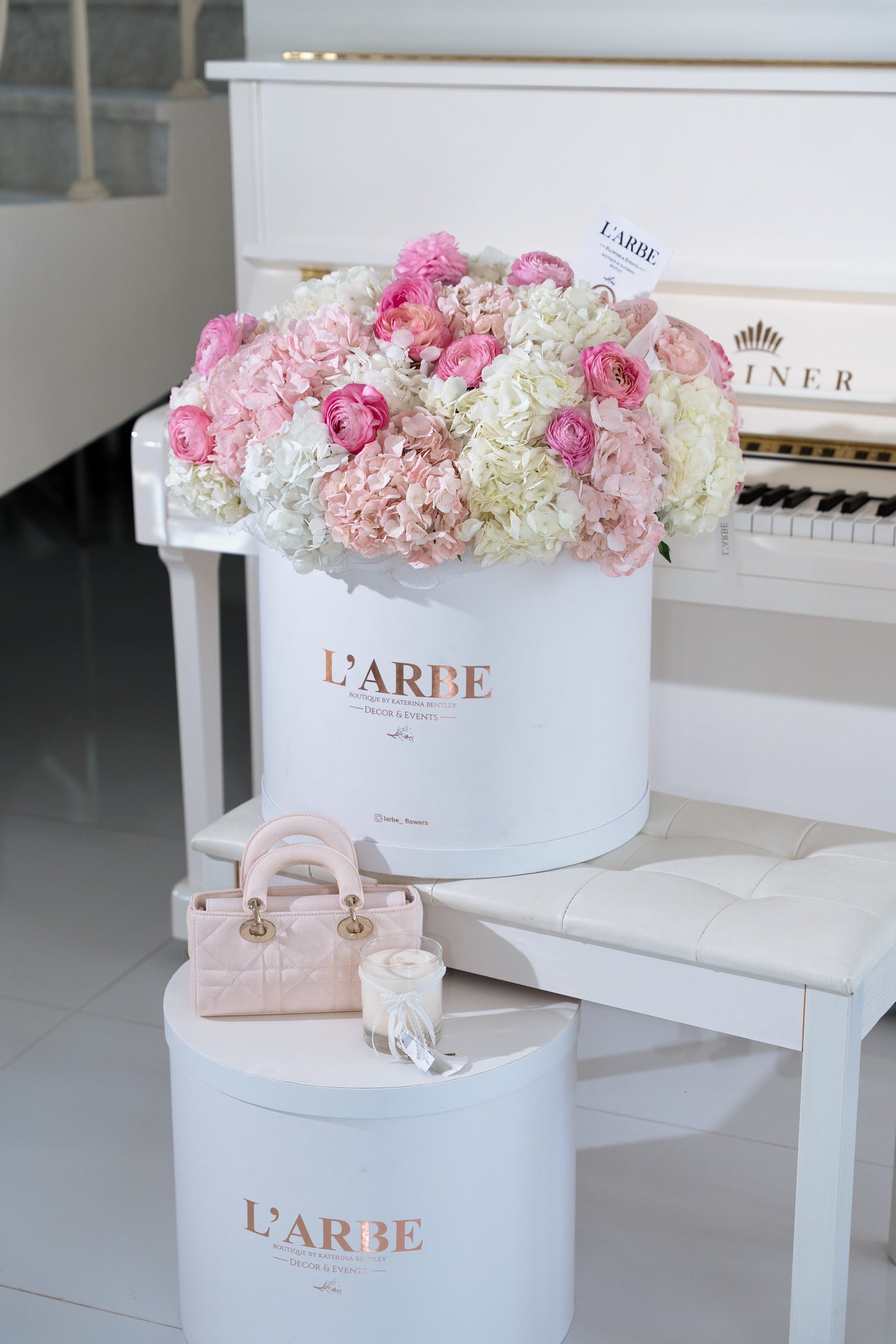 WHITE FLOWERS BOX WITH HYDRANGEAS AND ROSES “SILHOUTTE”