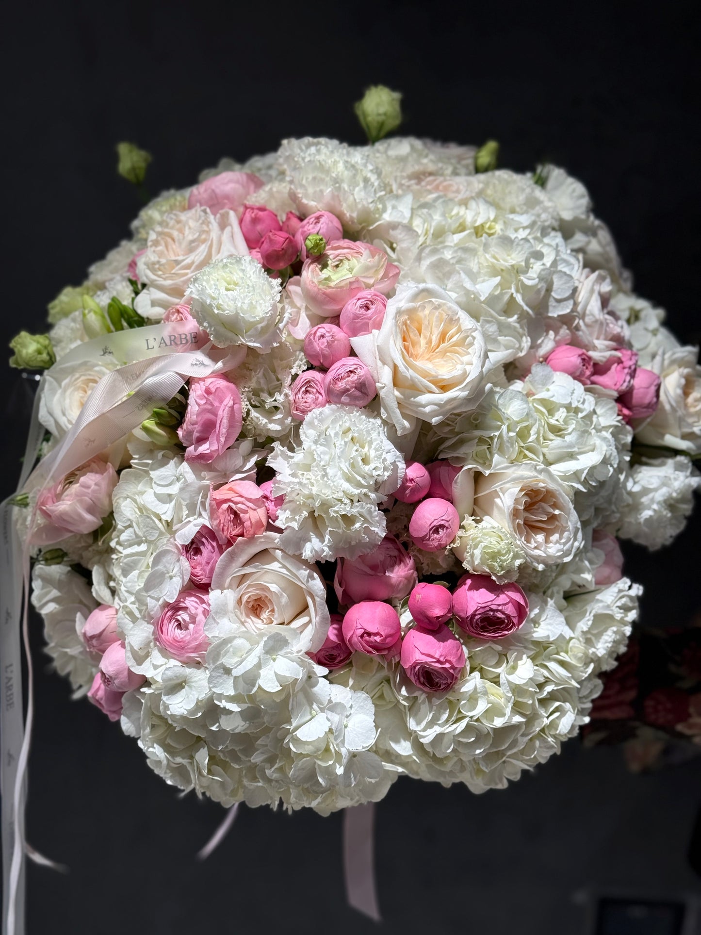 FLOWER ARRANGEMENT “MINUIT SUR LA PEAU”