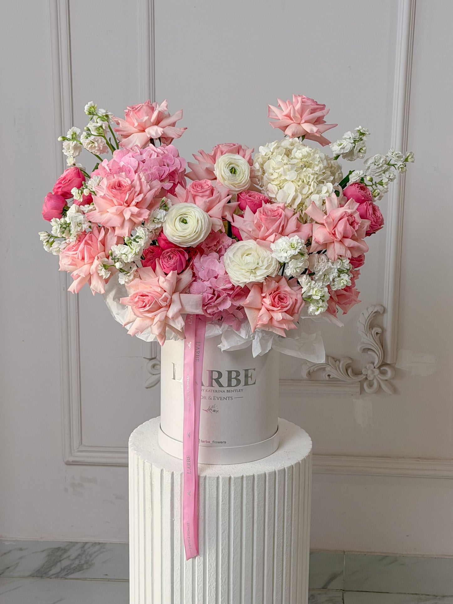 VALENTINE’S EDITION WHITE FLOWERS BOX WITH HYDRANGEAS, ROSES AND RANUNCULUS V110 “Lalo”