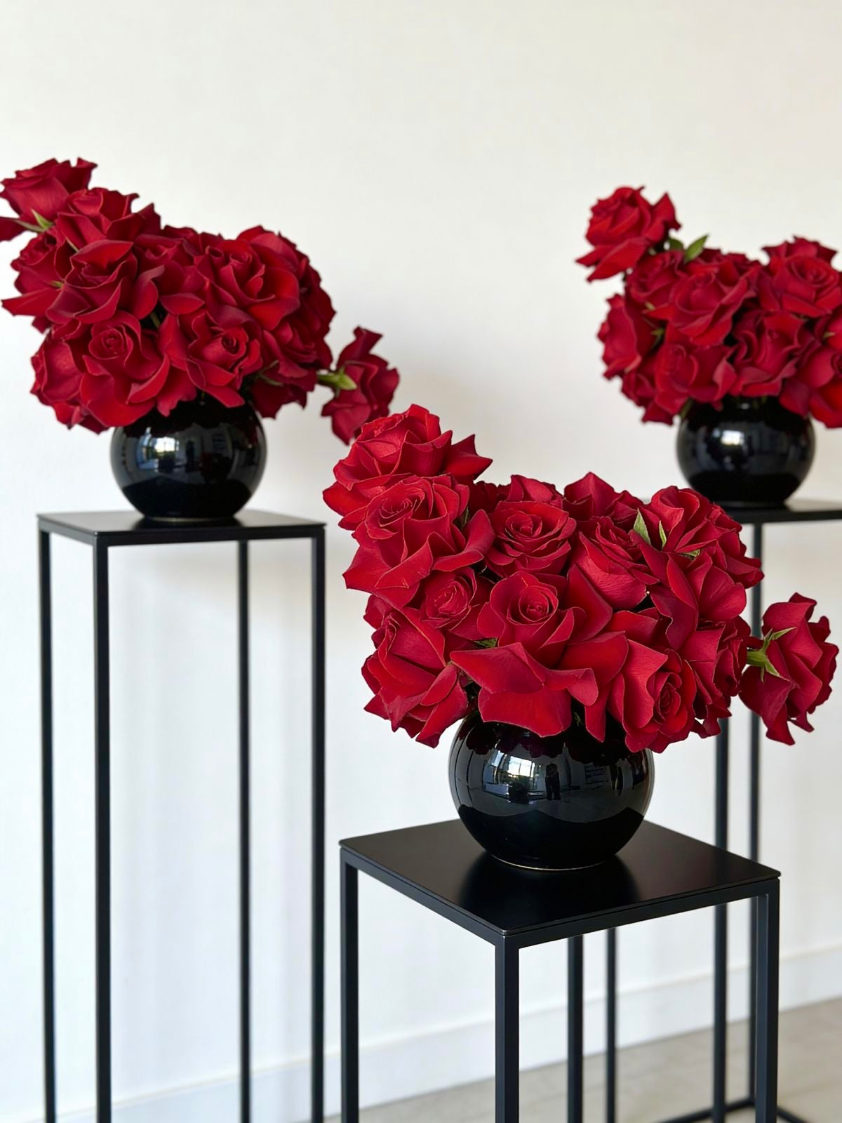 FLOWERS CENTERPIECE WITH RED ROSES IN VASE-1 pcs
