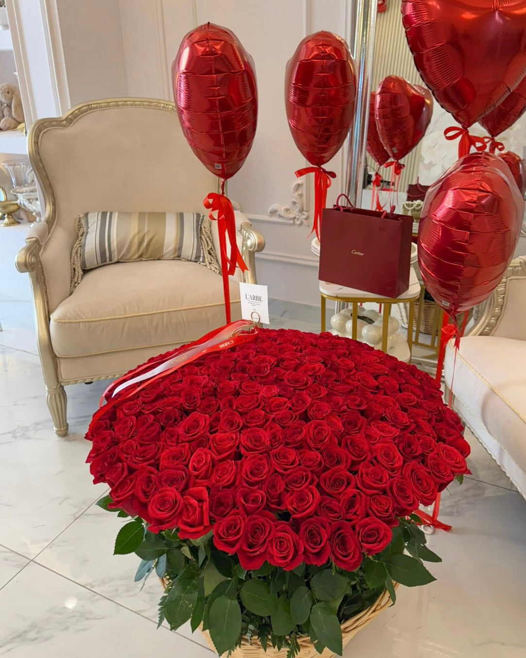 RED FLOWERS BOUQUET IN BASKET WITH ONLY ROSES RED STANDART 201 PCS V124