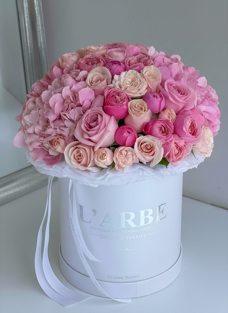 FLOWERS WHITE BOX WITH PINK ROSES AND HYDRANGEAS “ORO BOX” 0120
