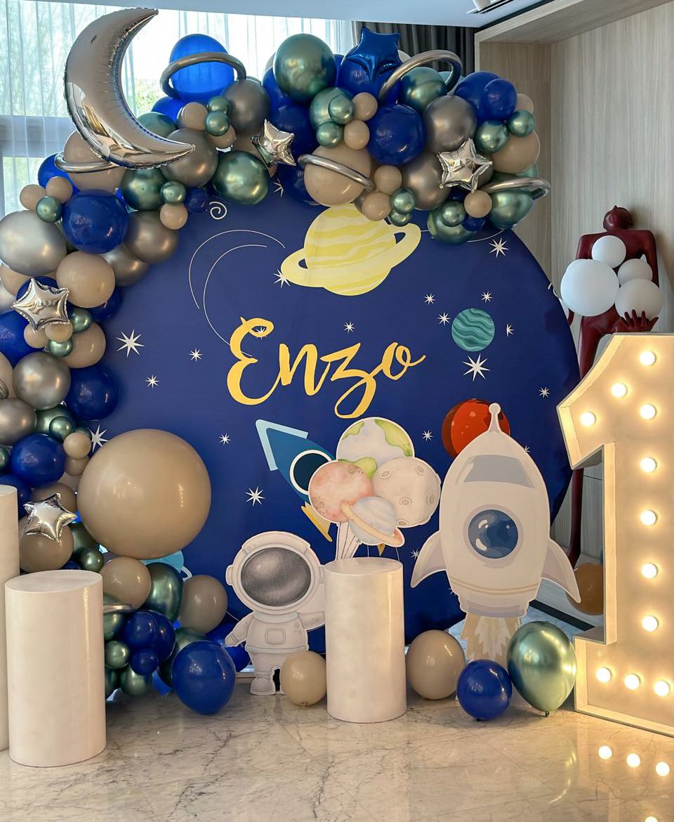 Photozone with a cosmonaut "First Time Around the Sun" (decor rent)