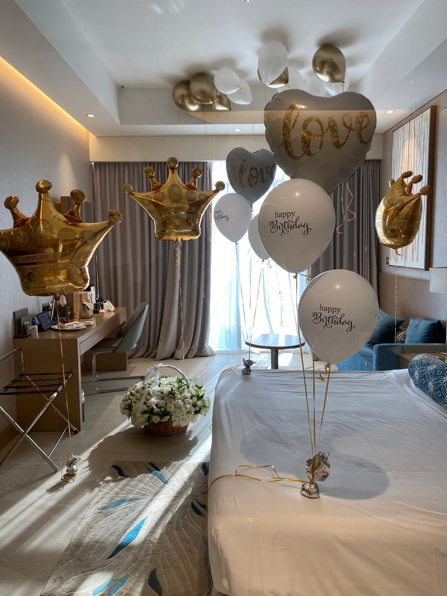 Decoration with crown from helium balloons