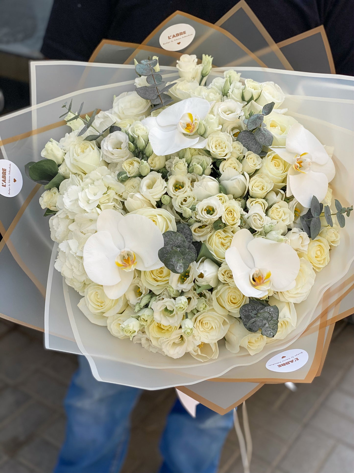 White mix with orhid and eucalyptus 🤍