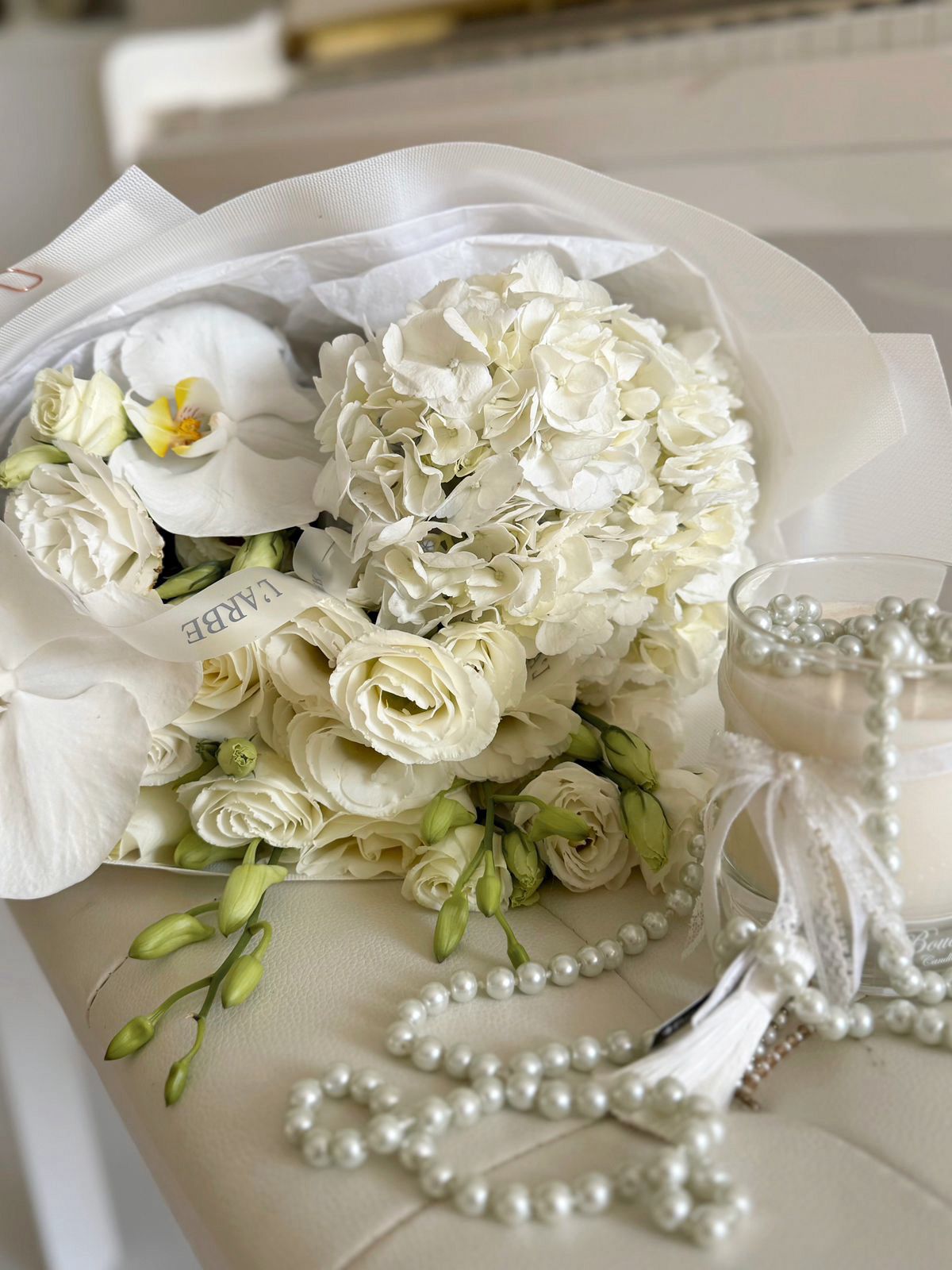 WHITE FLOWER BOUQUET WITH ORHIDS, HYDRANGEA AND RANUNCULUS “ARISTELLE” 0111