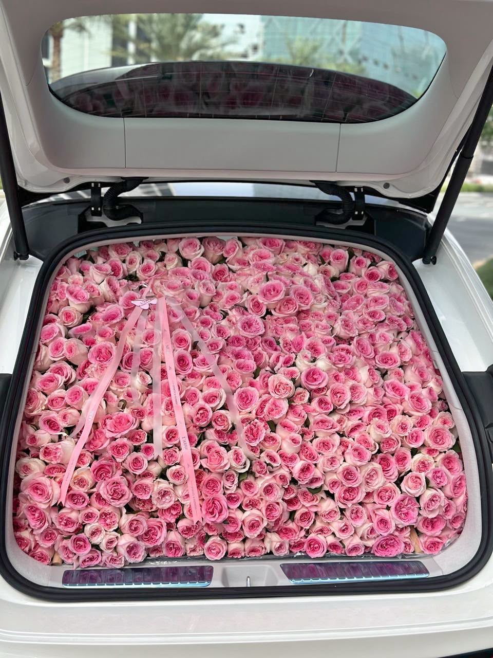 FLOWERS TRUNK WITH PINK ROSES “The quantity depends on the size of the trunk”