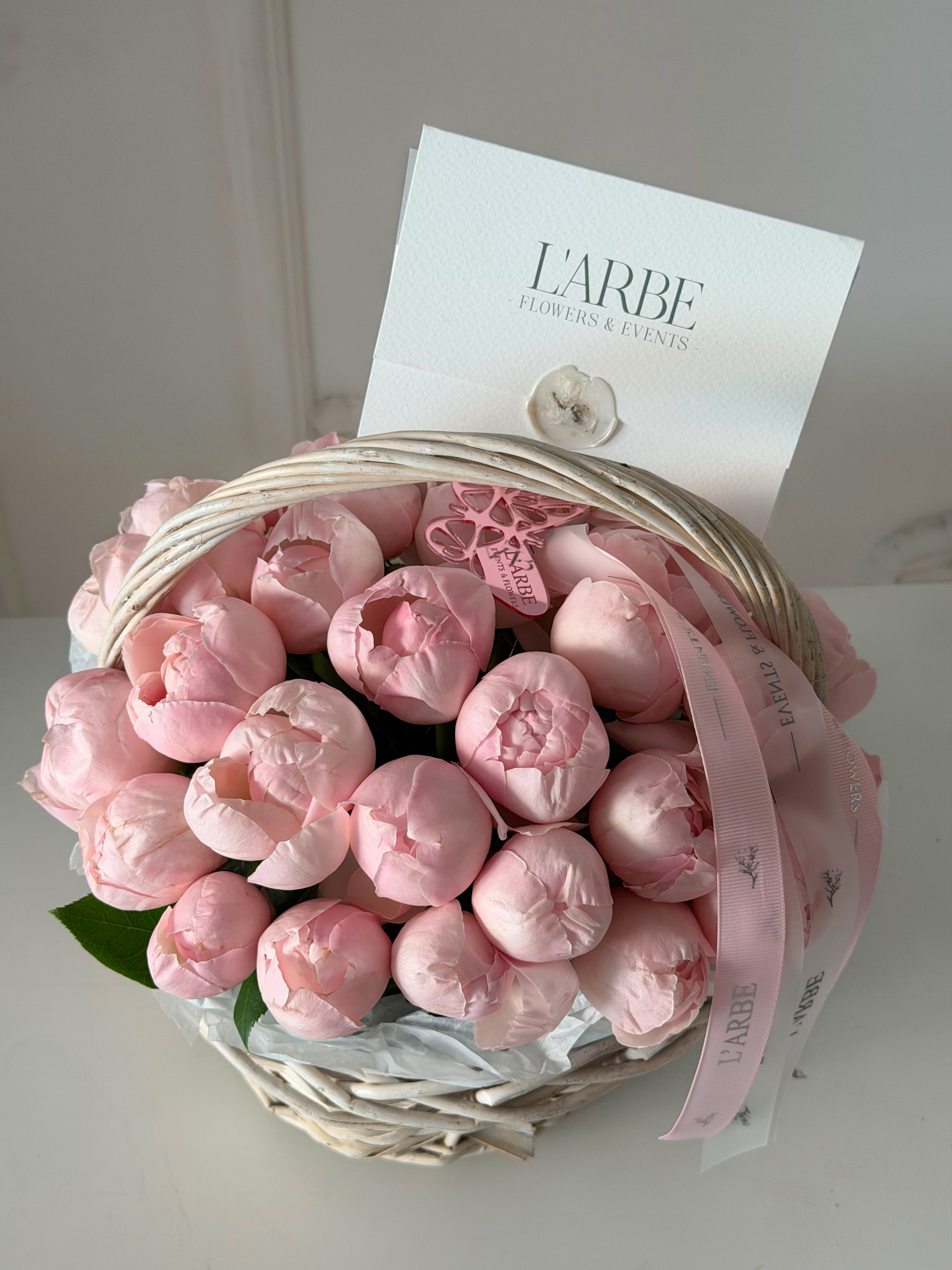 BASKET WITH PEONY ROSES
