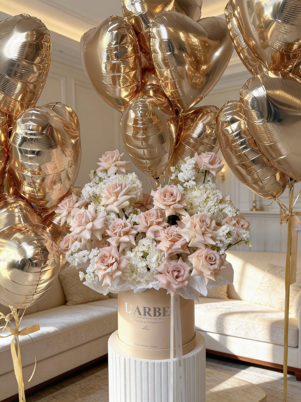 BEIGE FLOWERS BASKET WITH ROSES, MATTHIOLA AND HYDRANGEAS WITH 17 CHAMPAGNE BALLOONS “LATTE WITH BALLOONS”