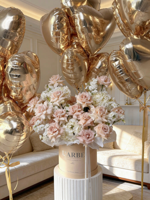 BEIGE FLOWERS BASKET WITH ROSES, MATTHIOLA AND HYDRANGEAS WITH 17 CHAMPAGNE BALLOONS “LATTE WITH BALLOONS”