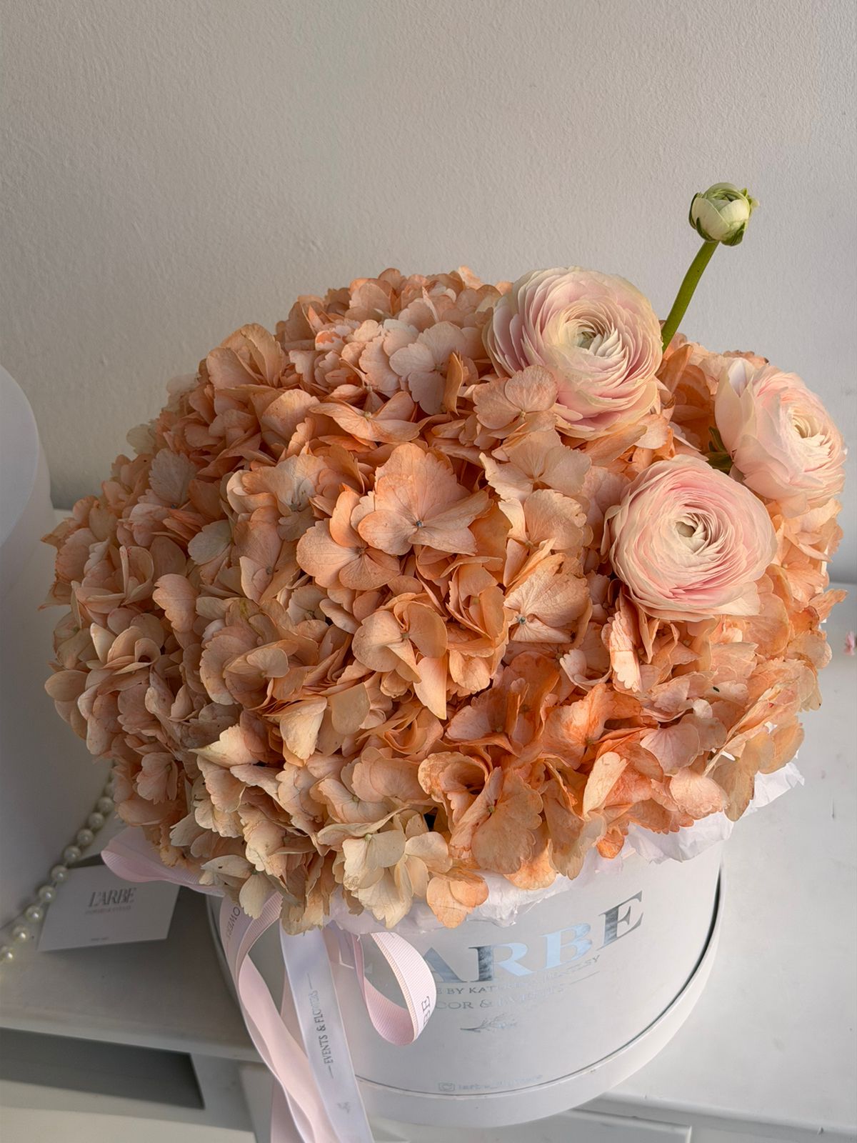 FLOWERS BOX WITH HYDRANGEAS AND RANUNCULUS