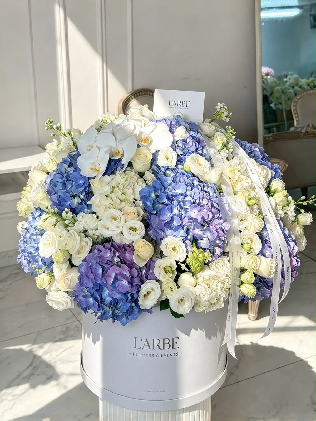 FLOWERS BOX WITH BLUE HYDRANGEA AND EUSTOMA WHITE