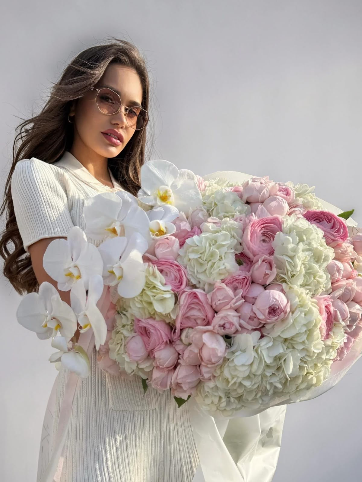 FLOWERS ARRANGEMENT WITH RANUNCULUS CLOONEY, PEONY ROSES AND HYDRANGEAS “LE PLAISIR”