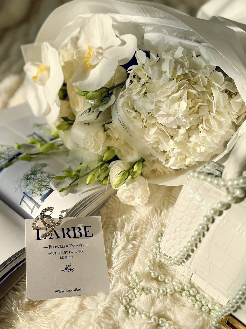 WHITE FLOWER BOUQUET WITH ORHIDS, HYDRANGEA AND RANUNCULUS “ARISTELLE” 0111