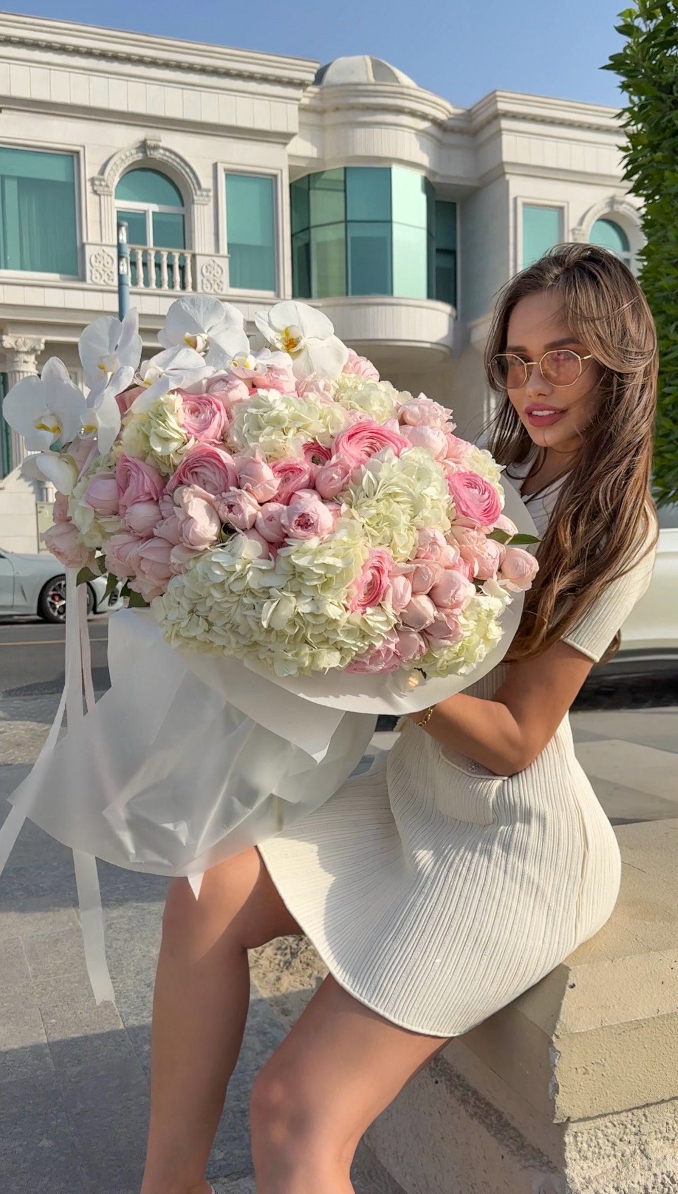 FLOWERS ARRANGEMENT WITH RANUNCULUS CLOONEY, PEONY ROSES AND HYDRANGEAS “LE PLAISIR”