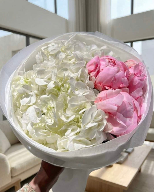 Букет цветов «Эми»: пионы, розовые и белые гортензии.