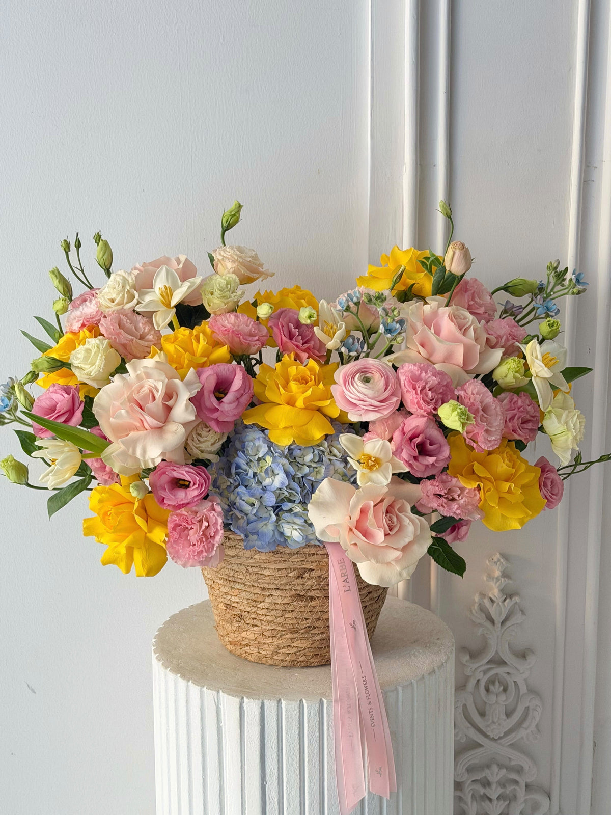 FLOWERS BASKET MIX WITH HYDRANGEA ROSES RANUNCULUS*