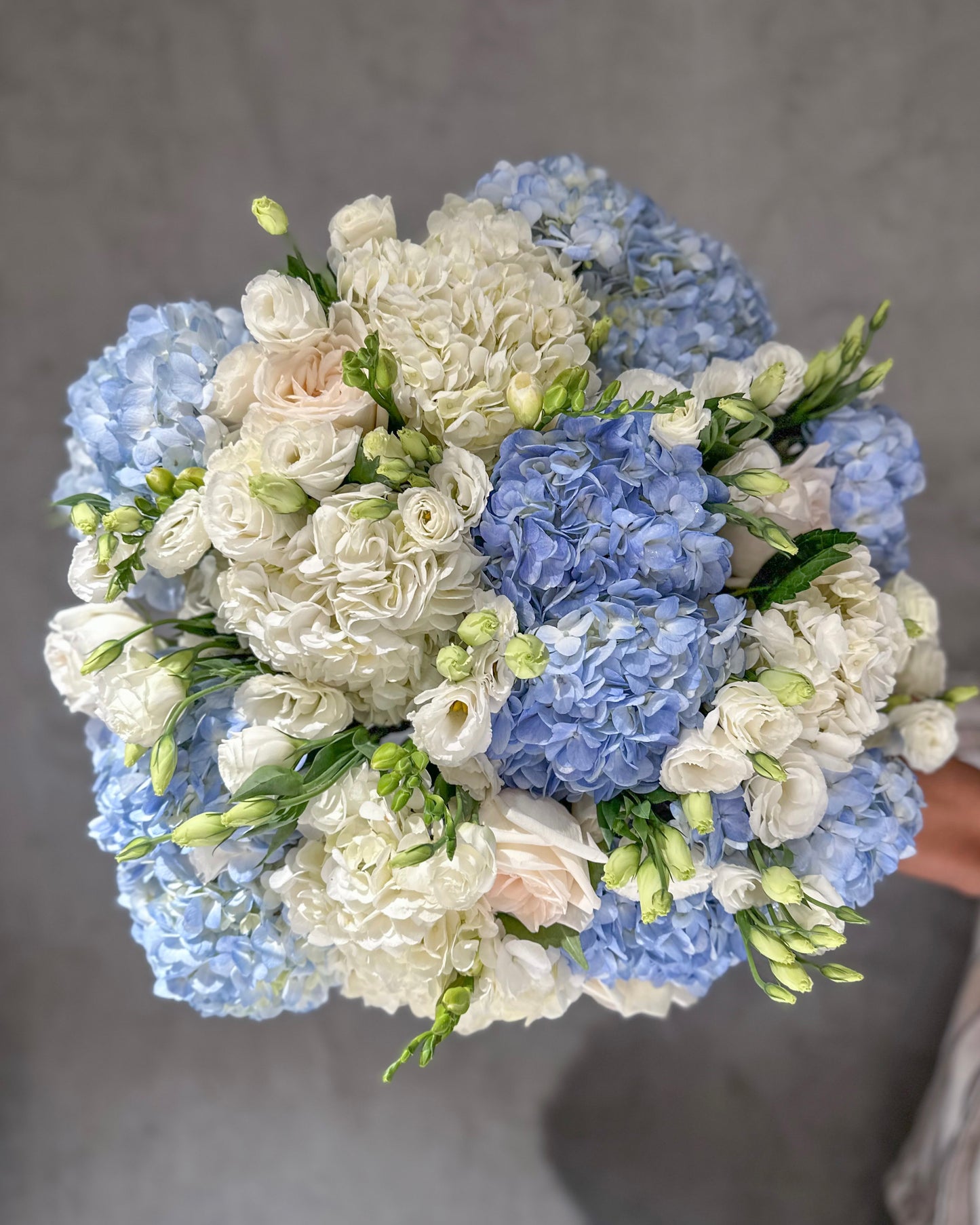 Fresh flower bouquet “Barcelo” without wrapping, light blue white mix