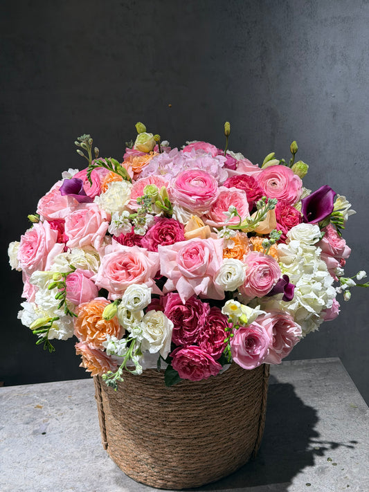 FLOWERS BASKET WITH ROSES AND HYDRANGEAS