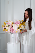 FLOWERS WHITE BOX WITH HYDRANGEAS, ROSES AND MIMOSA “SOLARIS” 0125