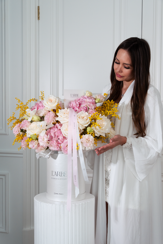 FLOWERS WHITE BOX WITH HYDRANGEAS, ROSES AND MIMOSA “SOLARIS” 0125