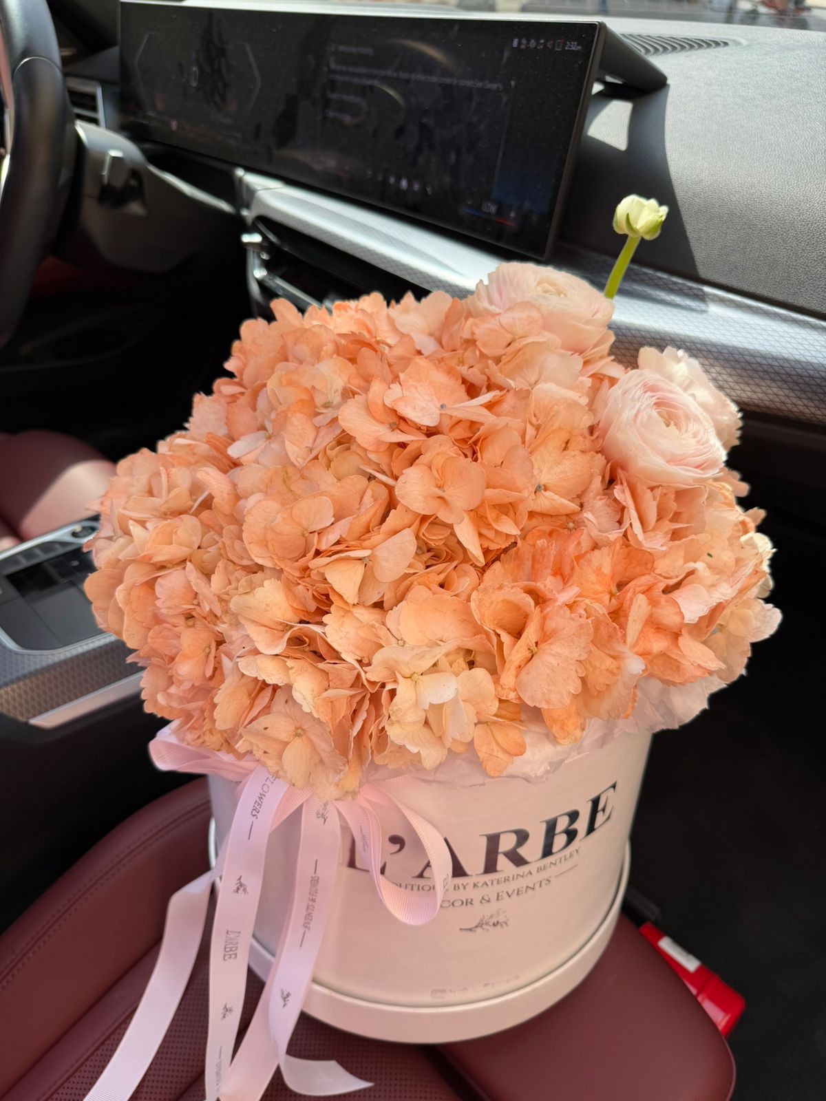FLOWERS BOX WITH HYDRANGEAS AND RANUNCULUS