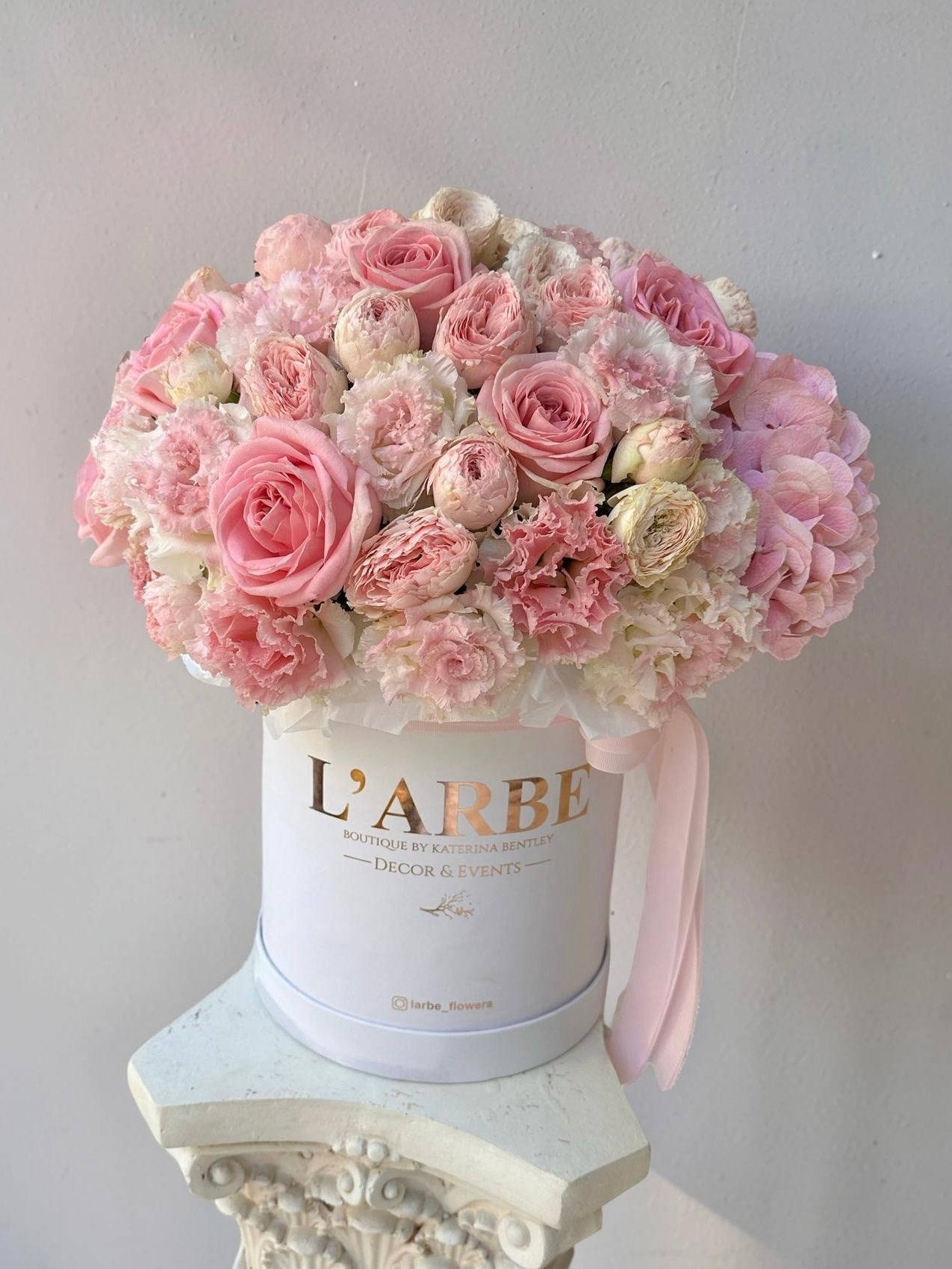 WHITE FLOWERS ARRANGEMENT IN BASKET IN BOX WITH PEONY ROSES, DIANTHUS AND HYDRANGEA “JADORE BOX” 0122
