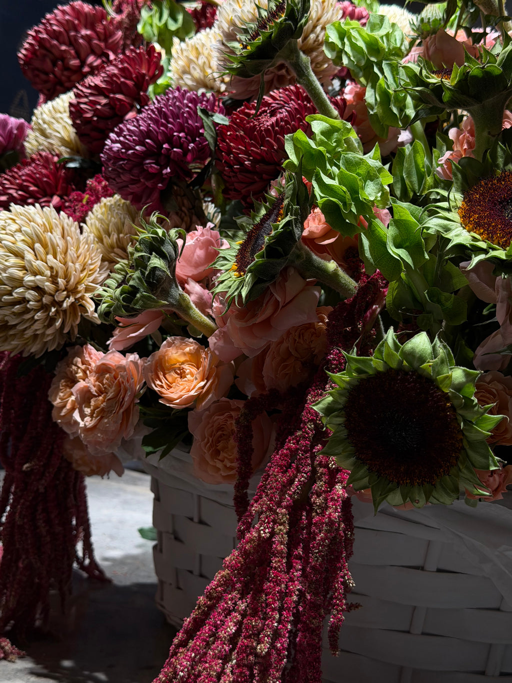 FLOWERS BASKET WITH SUNFLOWER CHRYSANTHEMUM “AMBER DREAM”