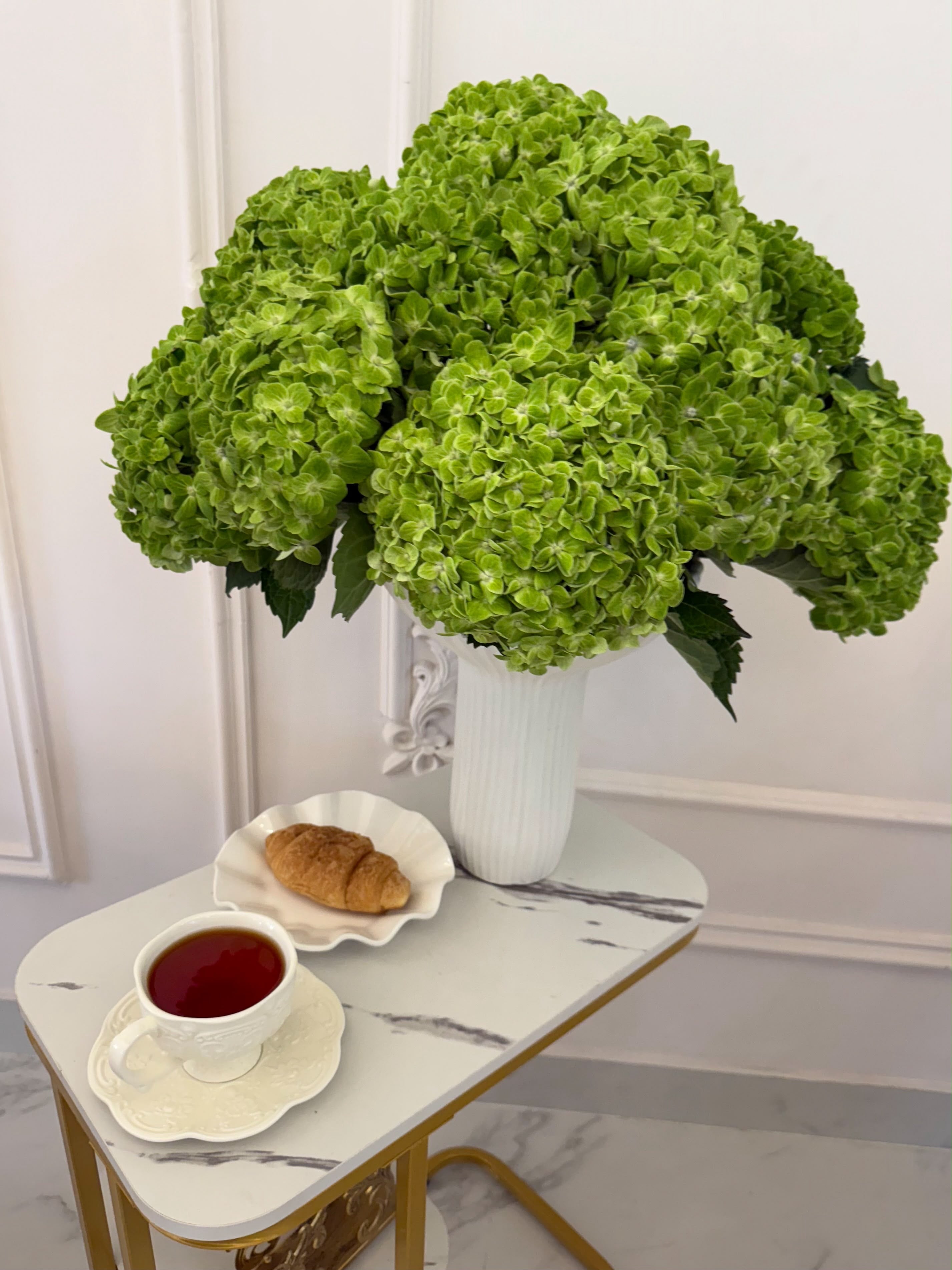 FLOWERS MONO-BOUQUET IN VASE WITH GREEN HYDRANGEAS 9 PCS
