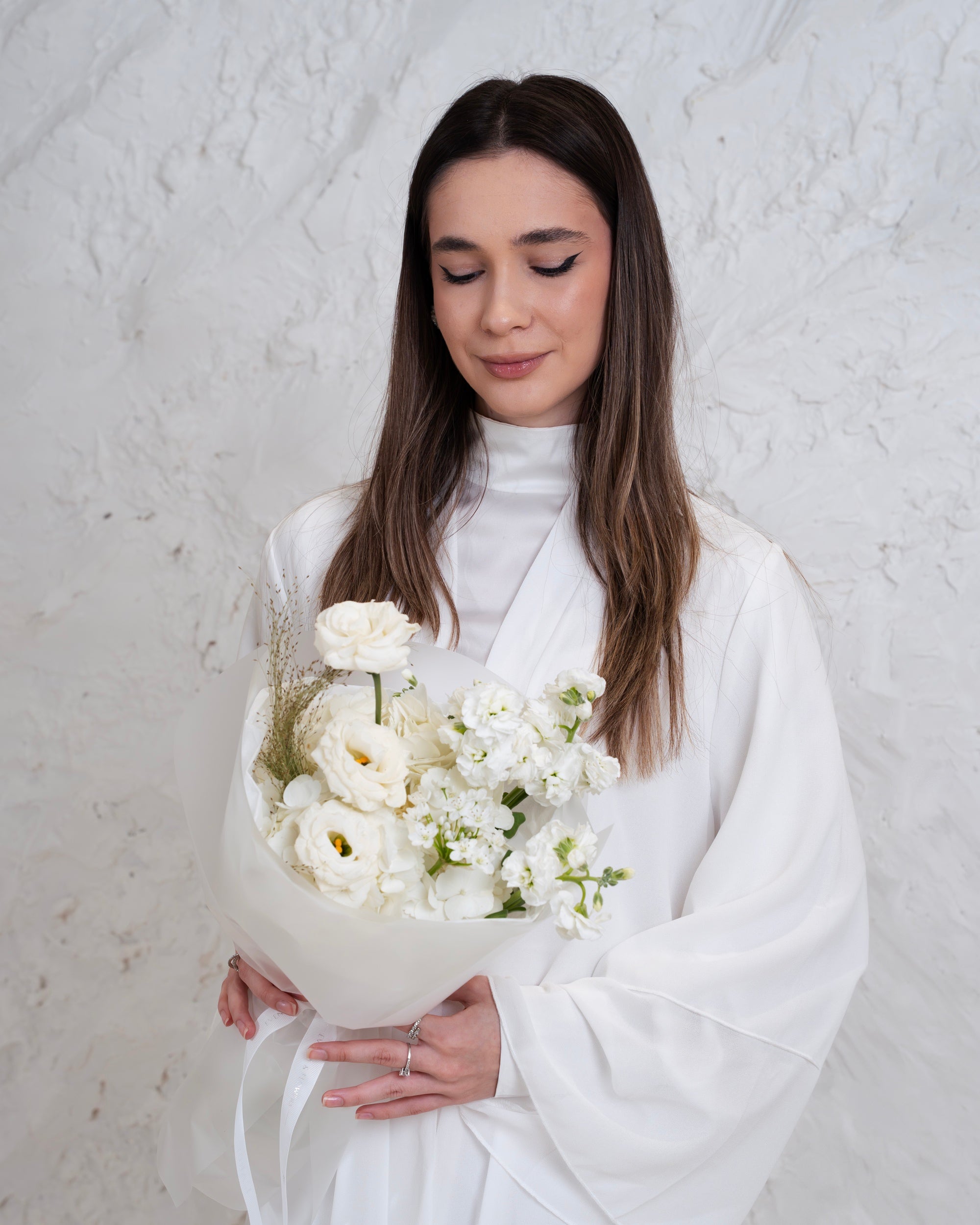 FLOWERS BOUQUET IN WHITE WRAPPING WITH HYDRANGEAS AND EUSTOMA “NATI SMALL” 0104