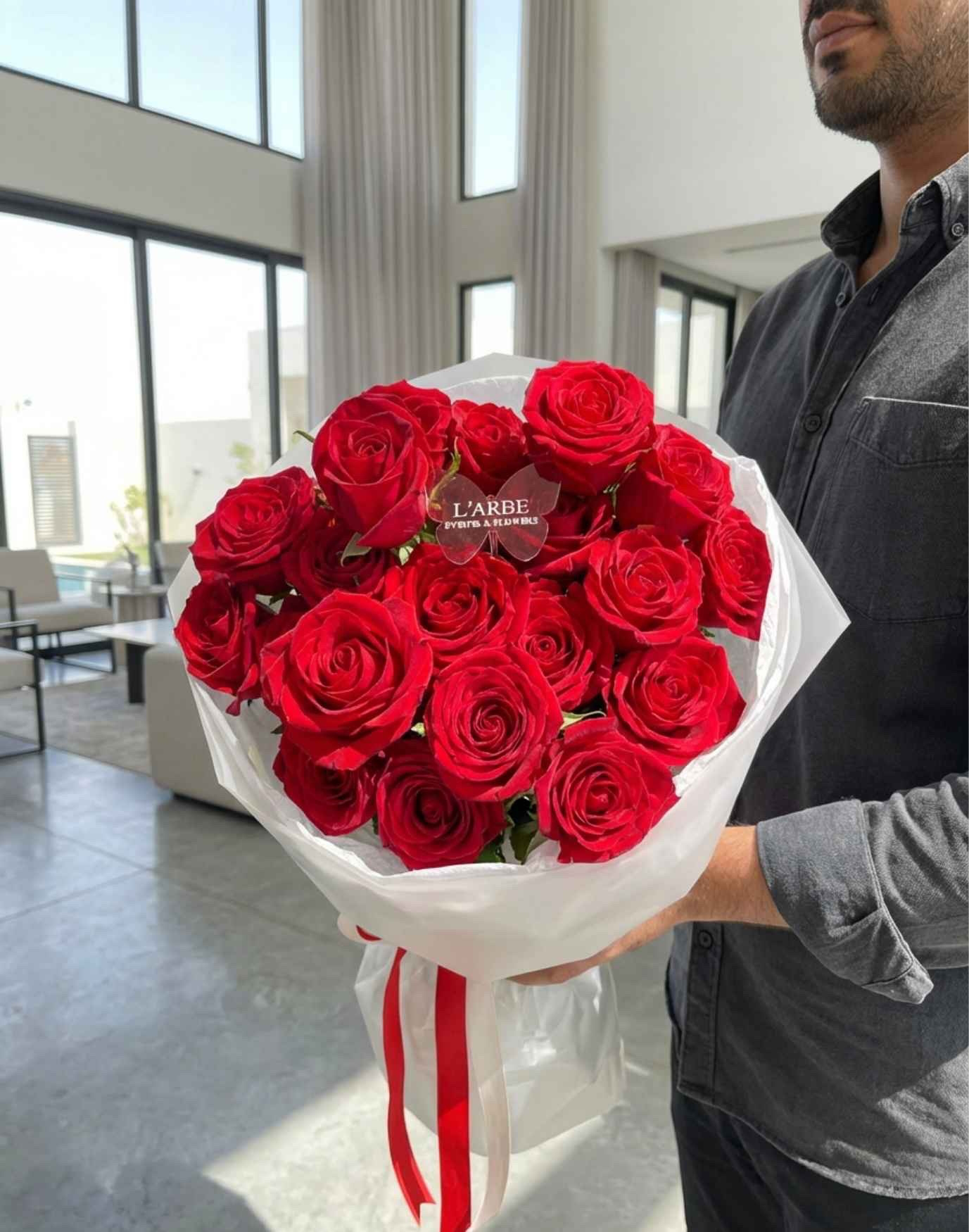 Букет из 19 красных роз в белой упаковке.