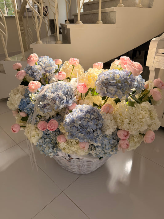 FLOWERS BASKET WITH ROSES AND HYDRANGEAS “INNOCENCE”
