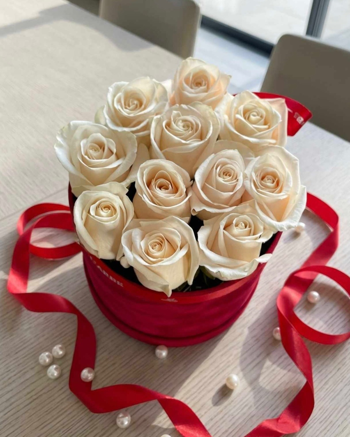 Букет цветов в коробке, красные «Кремовые розы», 11 шт.