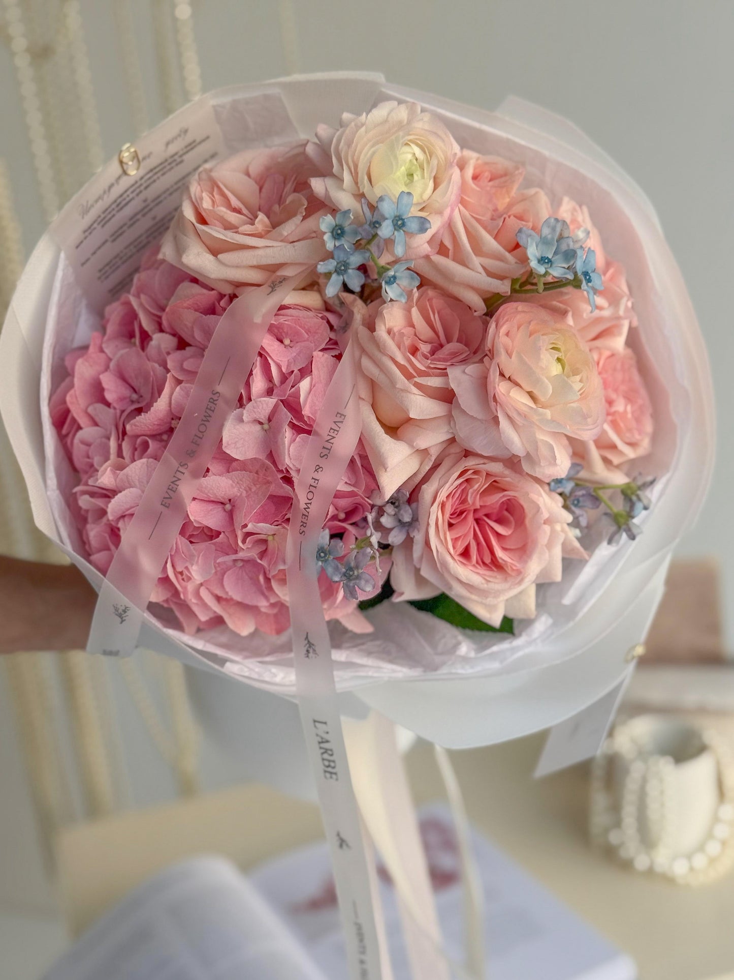 Букет цветов «La Gentillesse» с оксипеталумом.