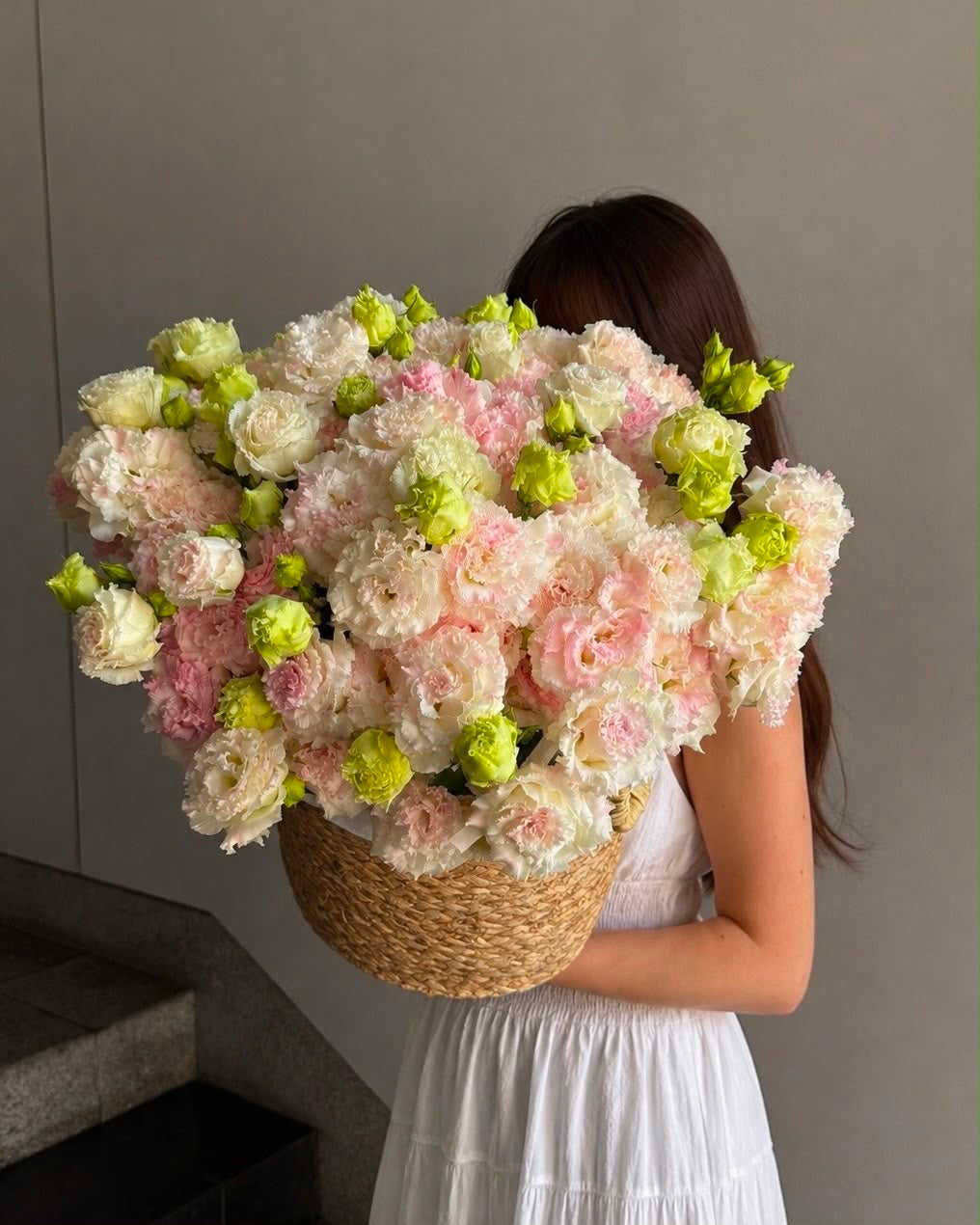 FLOWERS BASKET WITH EUSTOMA MIX “FLORIENNE”