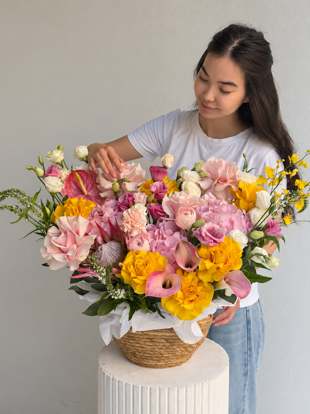 FLOWERS BASKET WITH EUSTOMA HYDRANGEA “GOLDEN HOUR”