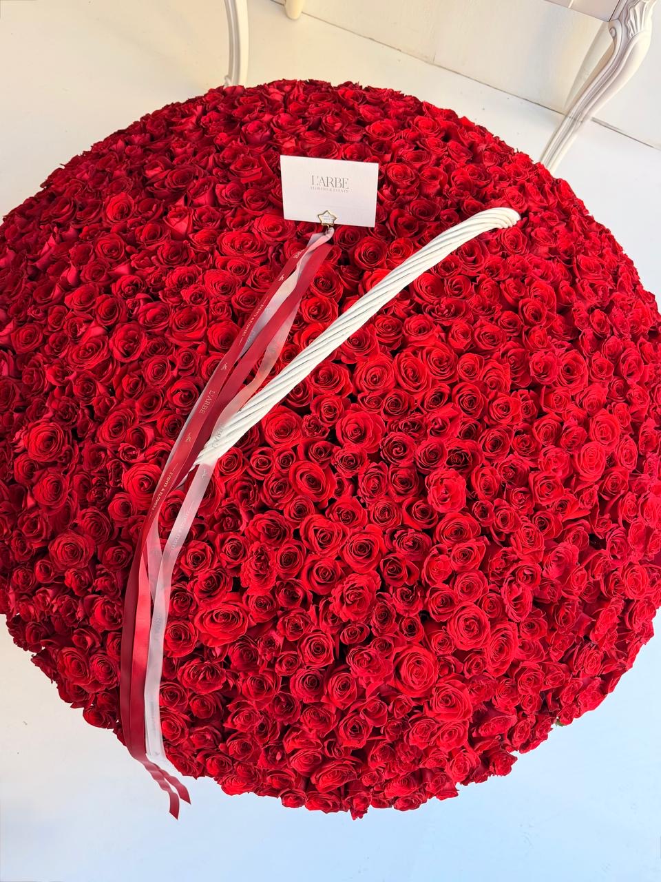 FLOWERS BASKEY WITH RED ROSES 1000 PCS