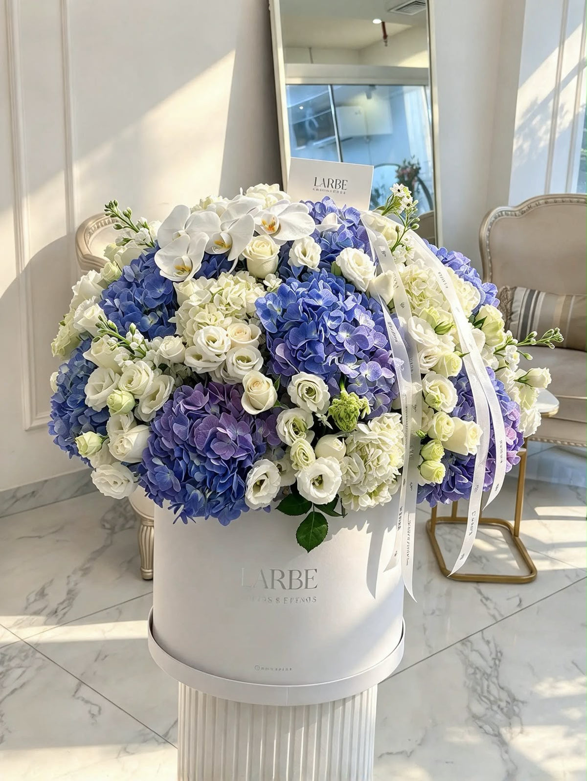 FLOWERS BOX WITH BLUE HYDRANGEA AND EUSTOMA WHITE
