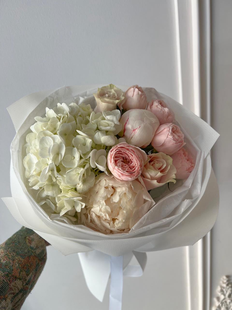 FLOWERS BOUQUET WITH ROSES AND HYDRANGEAS