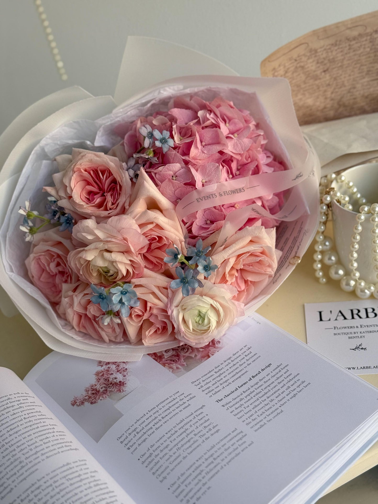 Букет цветов «La Gentillesse» с оксипеталумом.