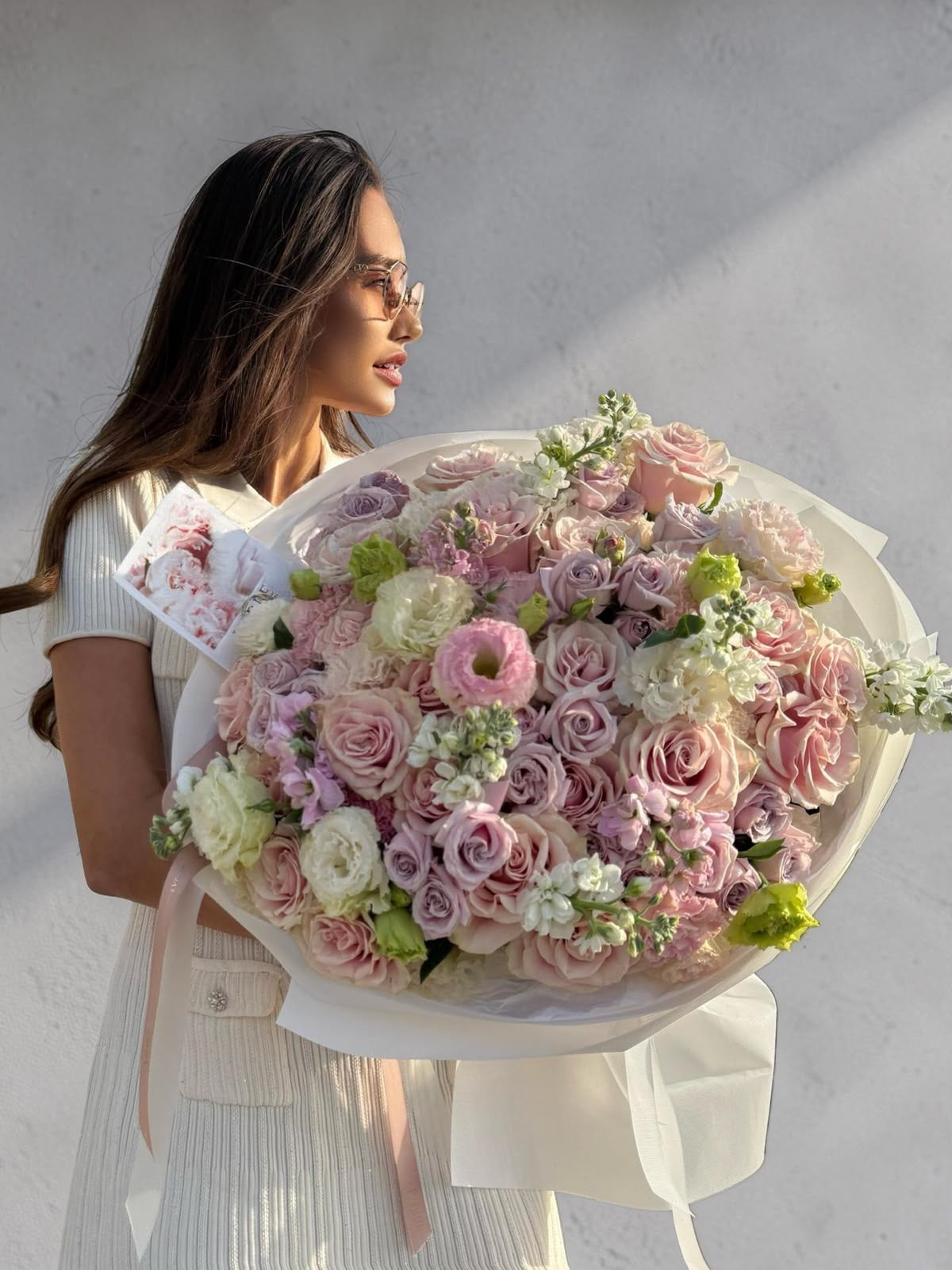 LILAC AND PINK FLOWERS ARRANGEMENT WITH ROSES, MATTHIOLA AND EUSTOMA “DIVINA” 0113
