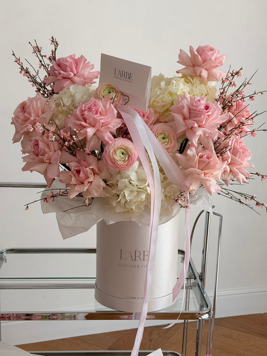 FLOWERS WHITE BOX WITH HYDRANGEAS, ROSES AND RANUNCULUS “ELARA” 011777