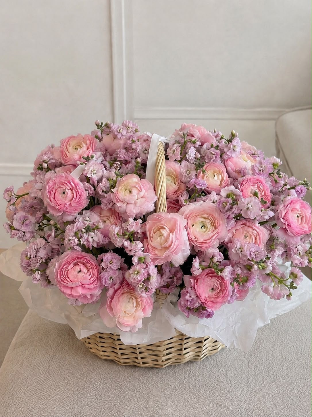 FLOWERS BASKET WITH RANUNCULUS AND MATTHIOLA “GLORIA”