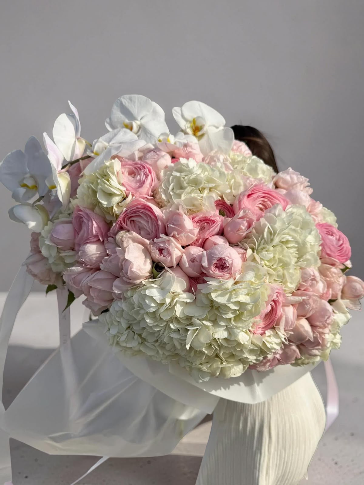 FLOWERS ARRANGEMENT WITH RANUNCULUS CLOONEY, PEONY ROSES AND HYDRANGEAS “LE PLAISIR”