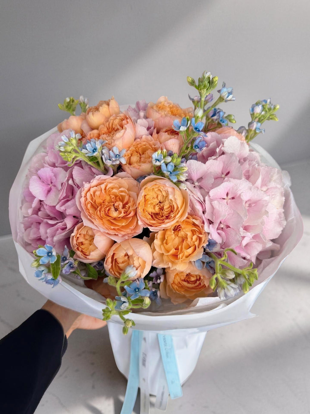FLOWERS MIX WITH ROSES AND HYDRANGEAS