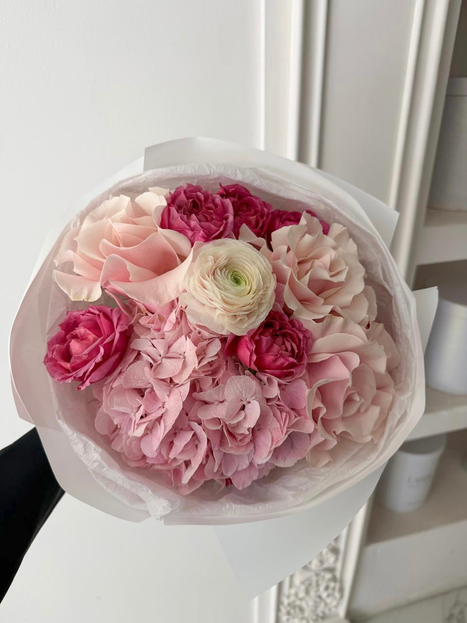 FLOWER BOUQET with hydrangeas, roses and ranunculus