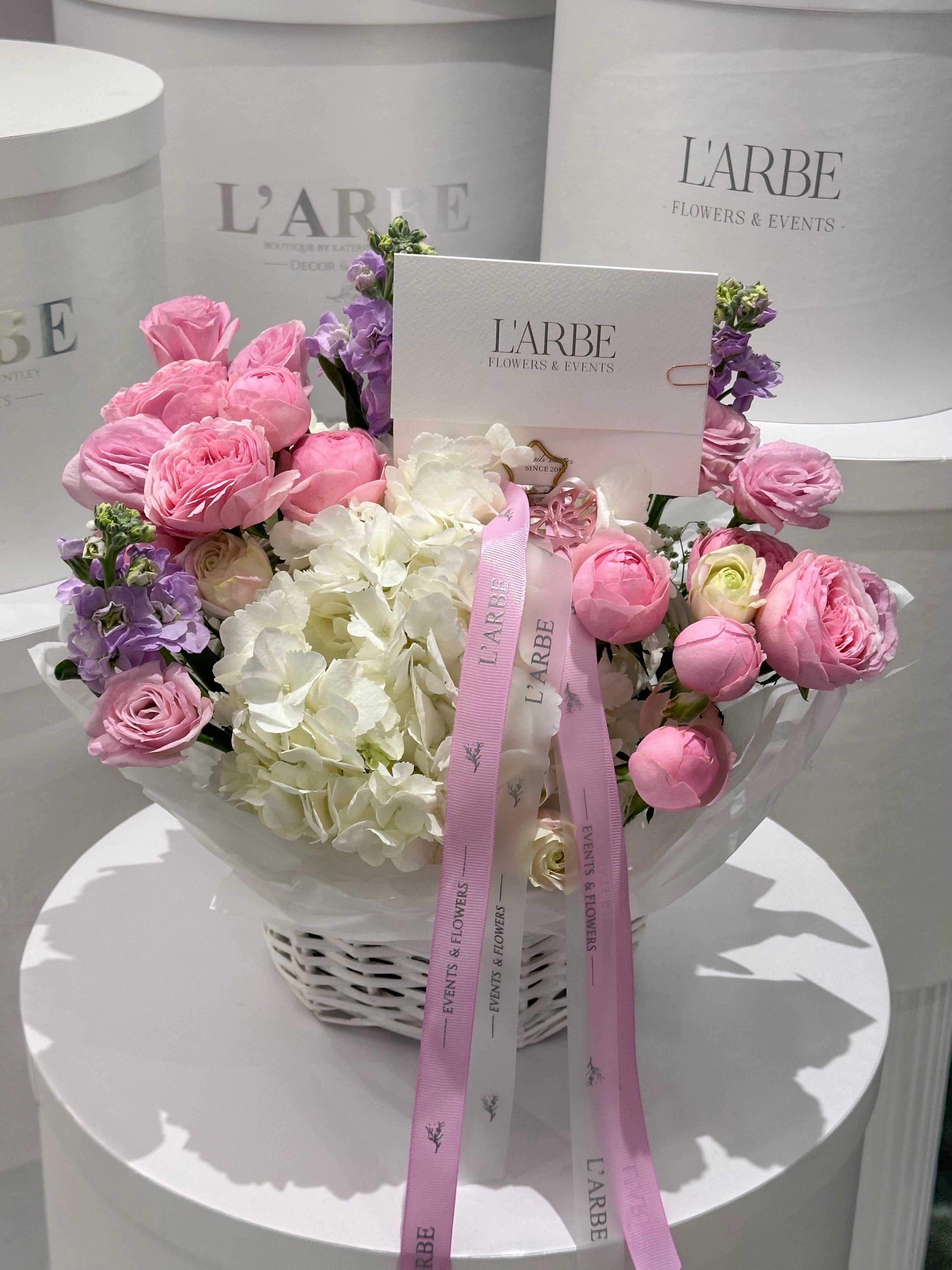 FLOWERS BASKET WITH HYDRANGEAS AND MATTHIOLA “AVELORA”